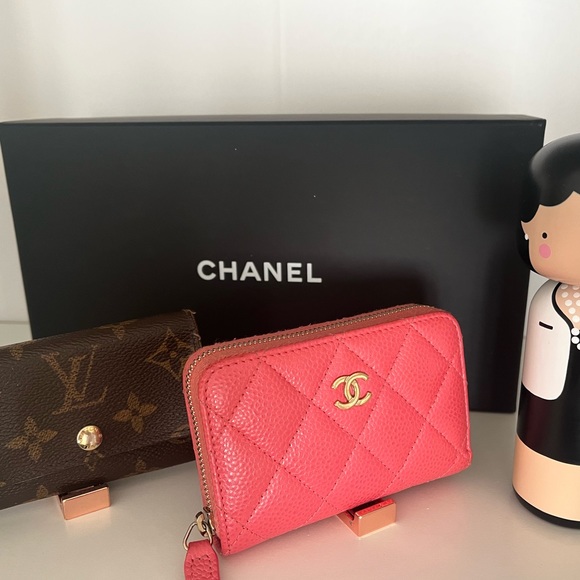 Hand Sanitizer and Multi function phone/purse holder gift set - Picture 15 of 16